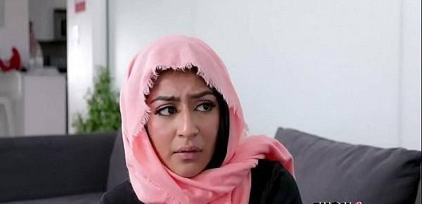  Hijab Babe Binky Beaz Fucked With Neighbour
